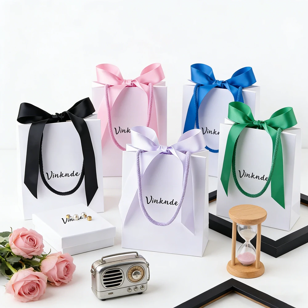 

Custom Logo 15.5x13.5x7.5cm White Paper Bag with Ribbon Bow Jewelry Box Gift Bag Shopping Tote Bags Wedding Party Candy Sack