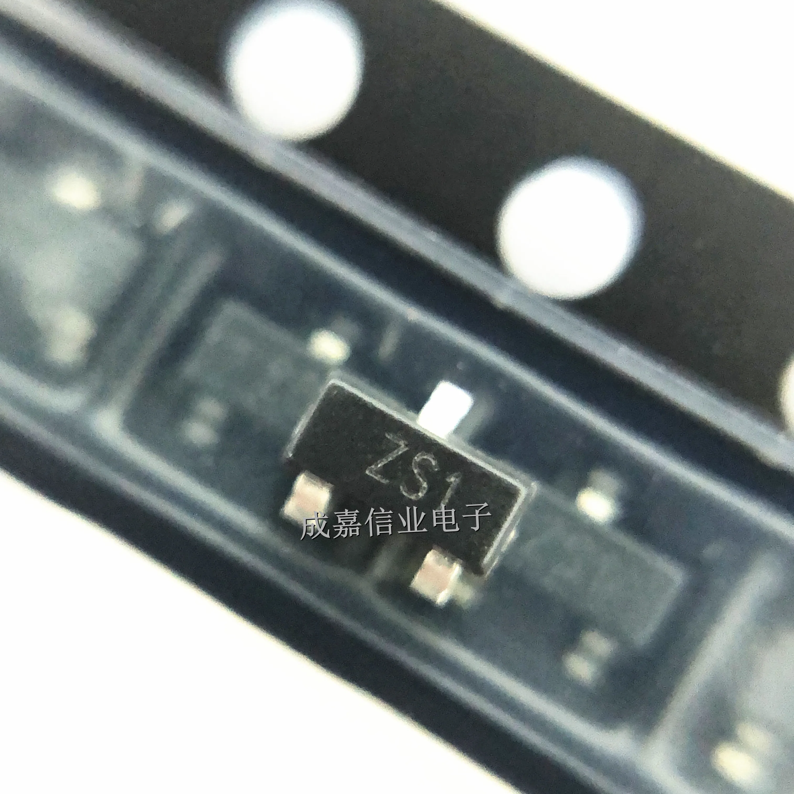 10pcs/Lot ZHCS1000TA SOT-23-3 MARKING;ZS1 Schottky Diodes & Rectifiers 1A Schottky 40V Operating Temperature:- 55 C-+ 125 C