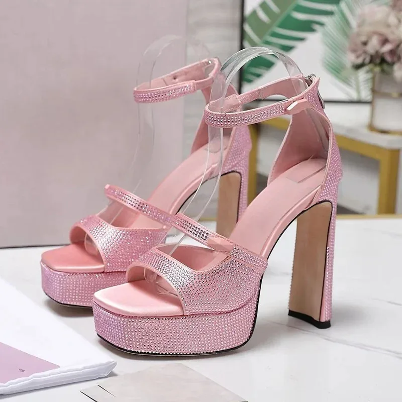 

Женские босоножки на толстой подошве на массивном высоком каблуке, женские сандалии с блестящим декором из стразов, с открытым носком и ремешком на щиколотке, пикантные вечерние модельные туфли