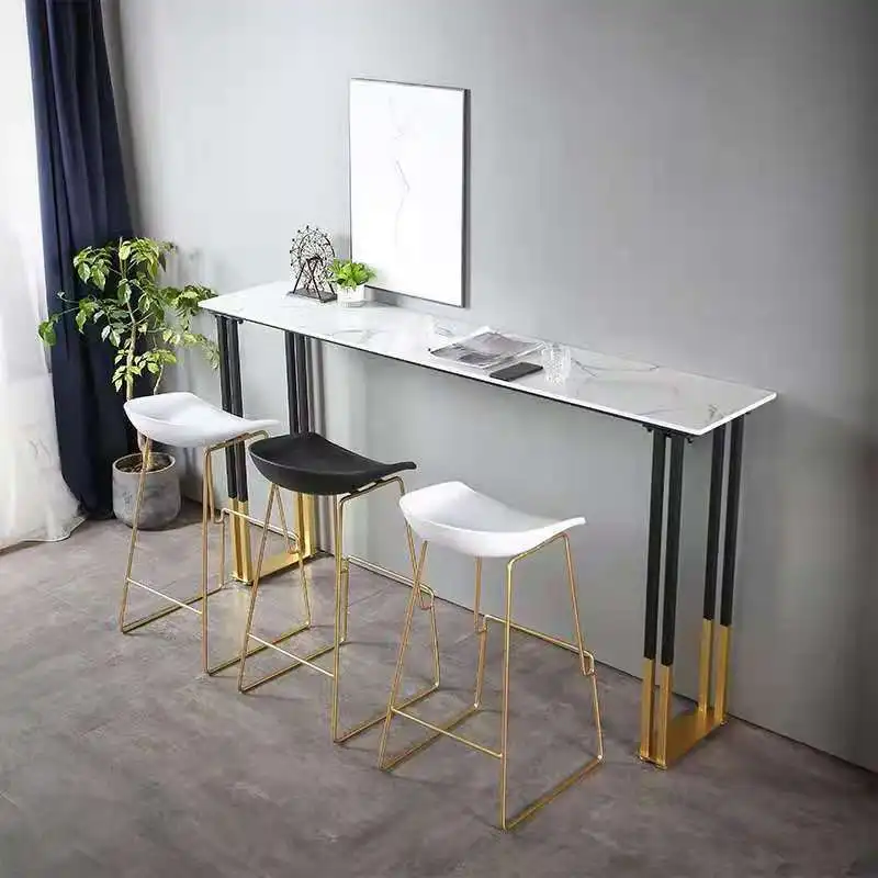 Varanda externa de mármore de luxo com luz nórdica, mesa de bar