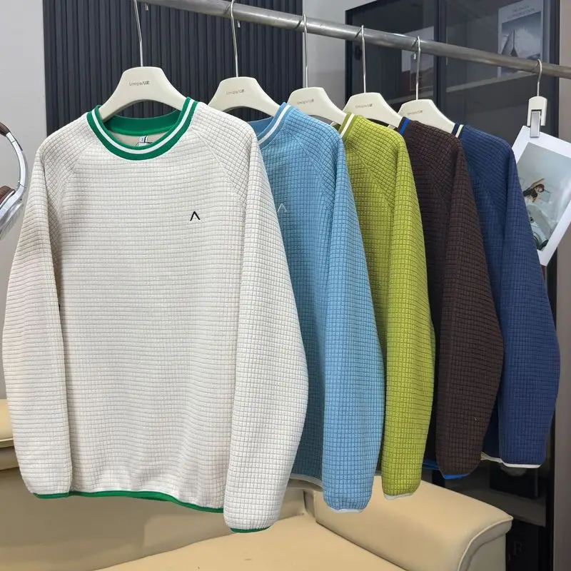 Camiseta de manga comprida com gola redonda e detalhes contrastantes, em tecido tipo «waffle», para homem, ideal para um visual casual e para o dia a 