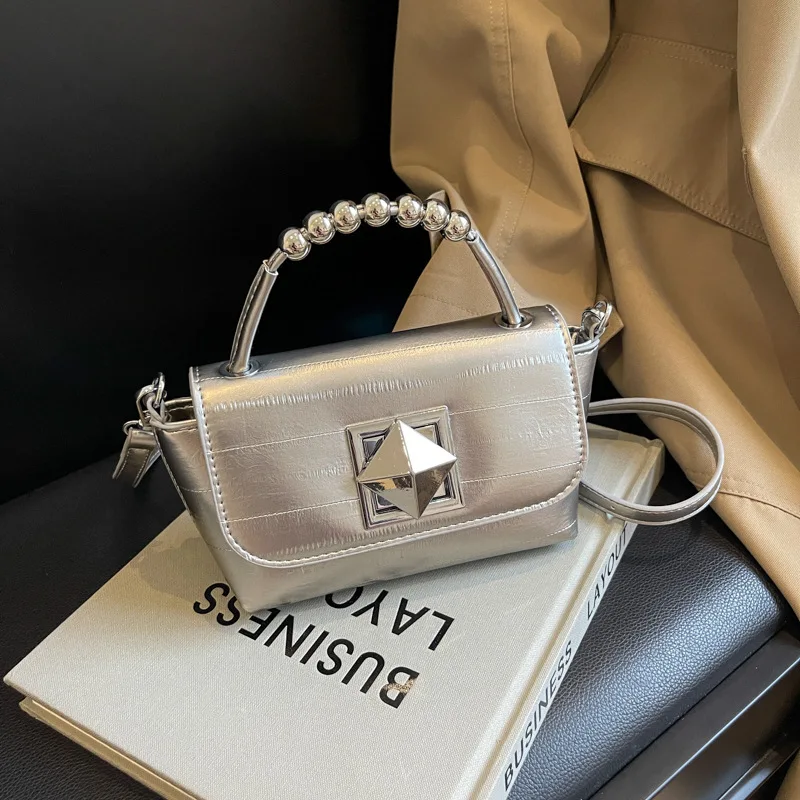 

Модная маленькая квадратная сумка в стиле ретро, новый нишевый дизайн, сумка через плечо, популярная сумка через плечо для поездок на работу.