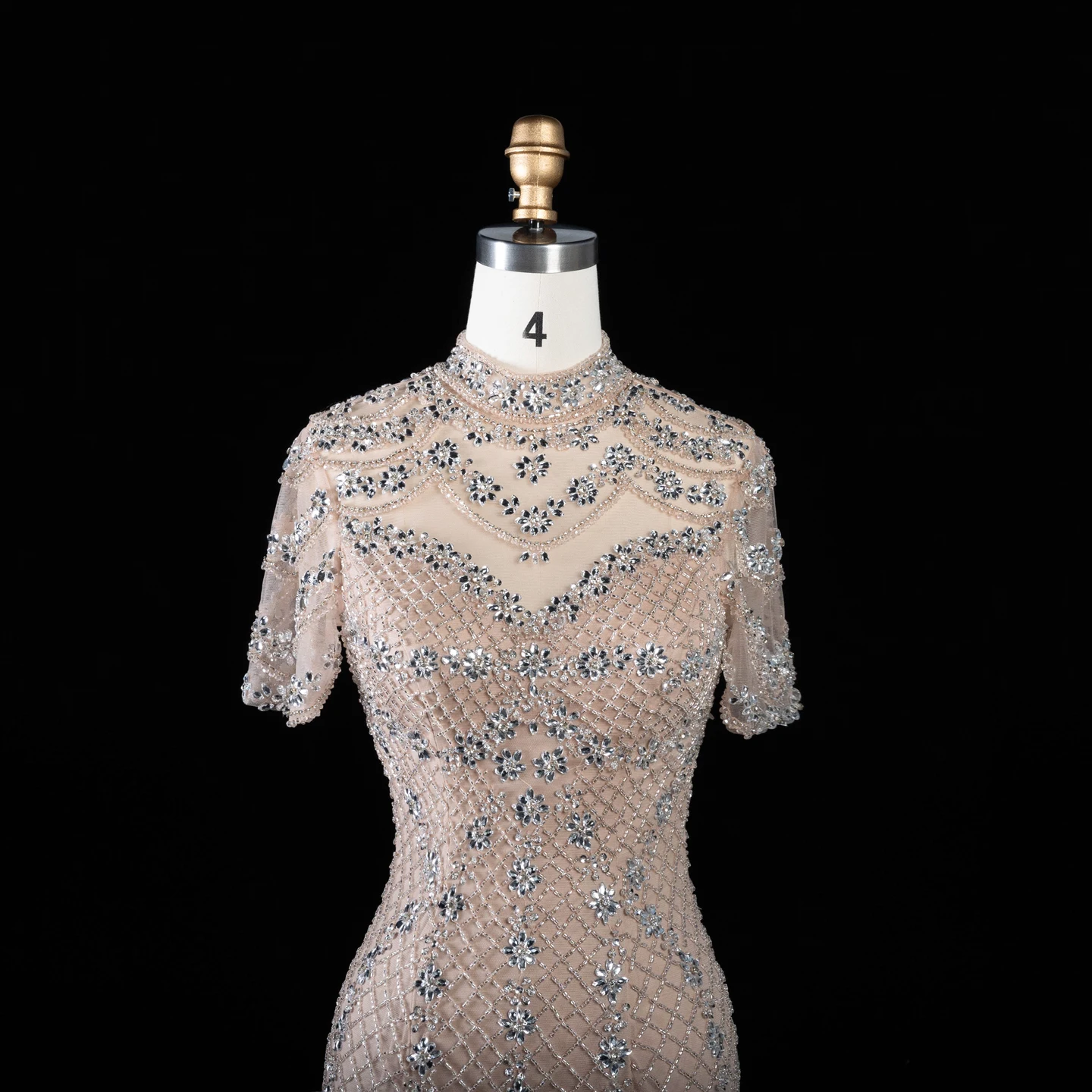 Sharon Said Abendkleid mit hohem Kragen in Champagnerfarbe, kurzen transparenten Ärmeln, Gittermuster, Strass, Meerjungfrauen-Schnitt, formelles Anlasskleid, Partykleid SS185, maßgeschneidert. – Detail 5