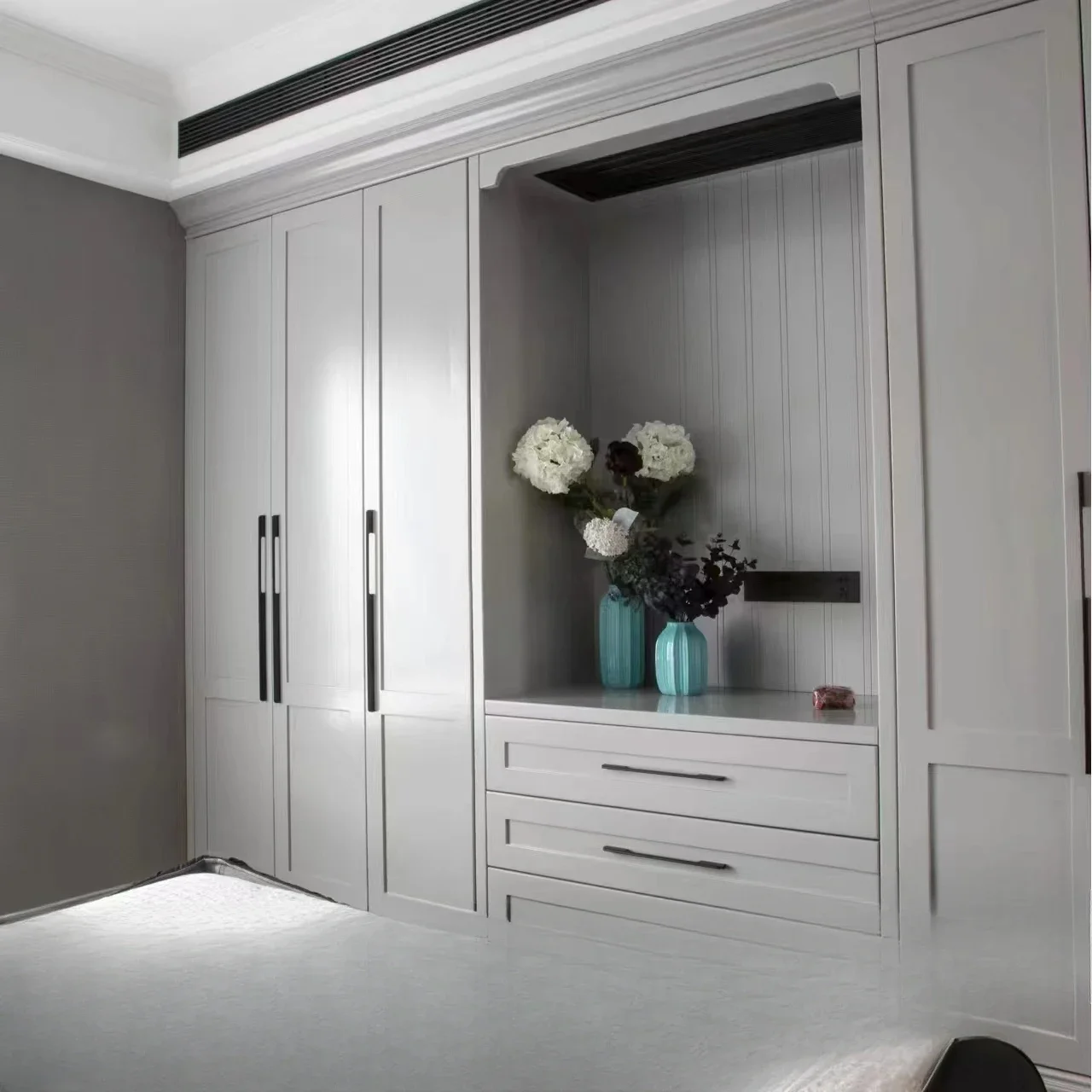 Luxury style solid wood wardrobe customized for home use, modern and simple European pine board