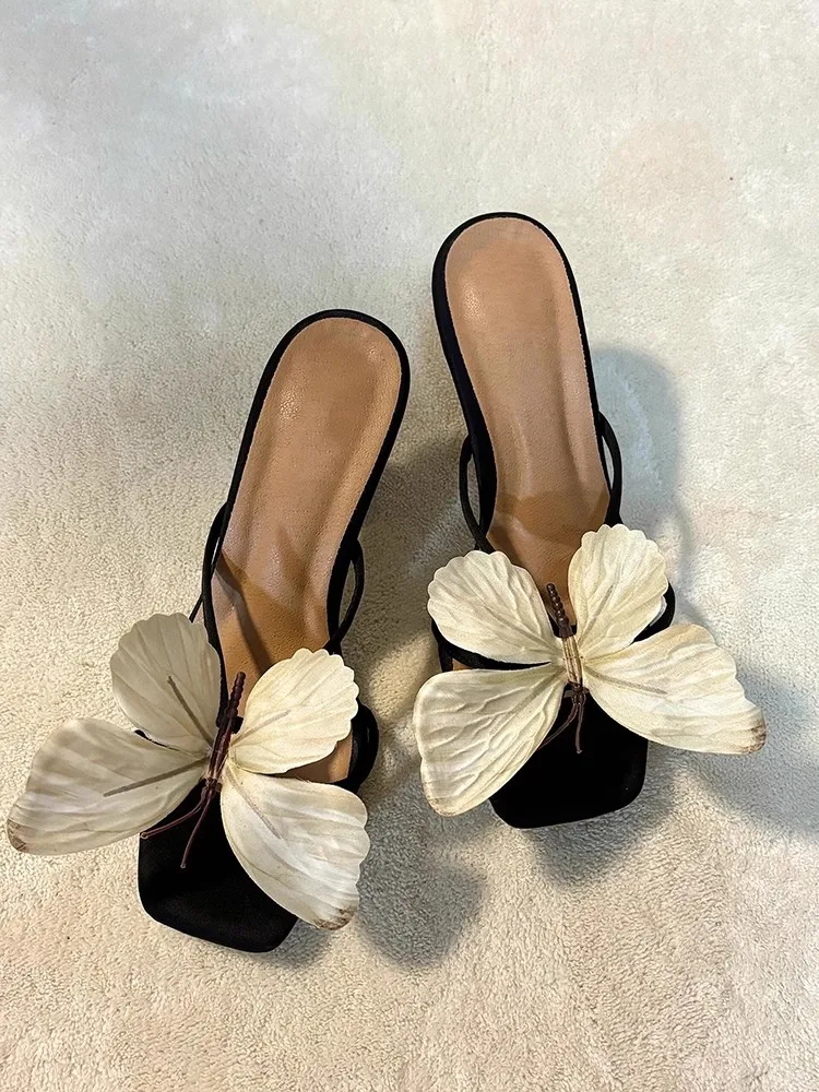 التايلاندية المتخصصة تصميم فراشة النعال قطعة واحدة عالية الكعب 2025 جديد الجنية مزاجه الصنادل كعب خشن للنساء