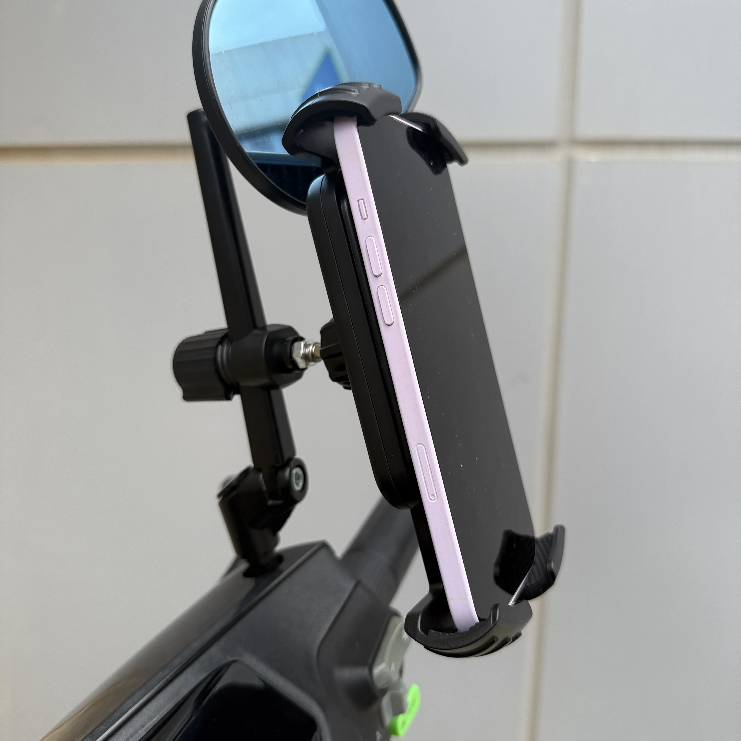 

Non dismantling patented rearview mirror is suitable for motorcycles, electric vehicles, mobile phone holders, reflective clips,