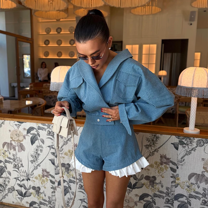 Neue schicke Damen-Outfits: Kurze Mäntel mit Revers, Rüschen-Shorts-Anzüge, langärmlige Oberteile und hochtaillierte Panel-Shorts für den Streetwear-Look – Detail 5