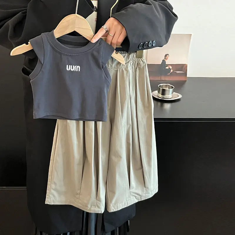 

Летний комплект одежды из 2 предметов для девочек от 2 до 12 лет, корейский хлопковый жилет с буквенным принтом, однотонный костюм с рюшами и широкими штанинами, наряд для юниоров, детская одежда для девочек