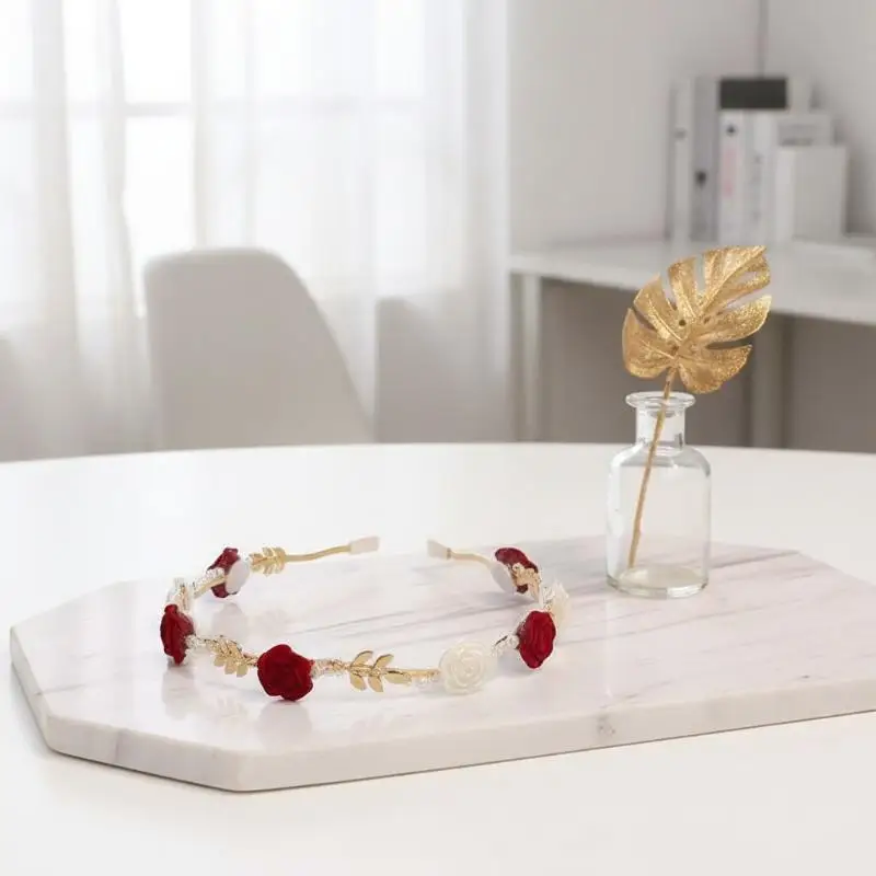 Elegante Rosenblüten-Stirnbänder mit Kunstperlen und goldenen Blättern für Hochzeiten, Brautpartys und den Alltag. – Detail 3