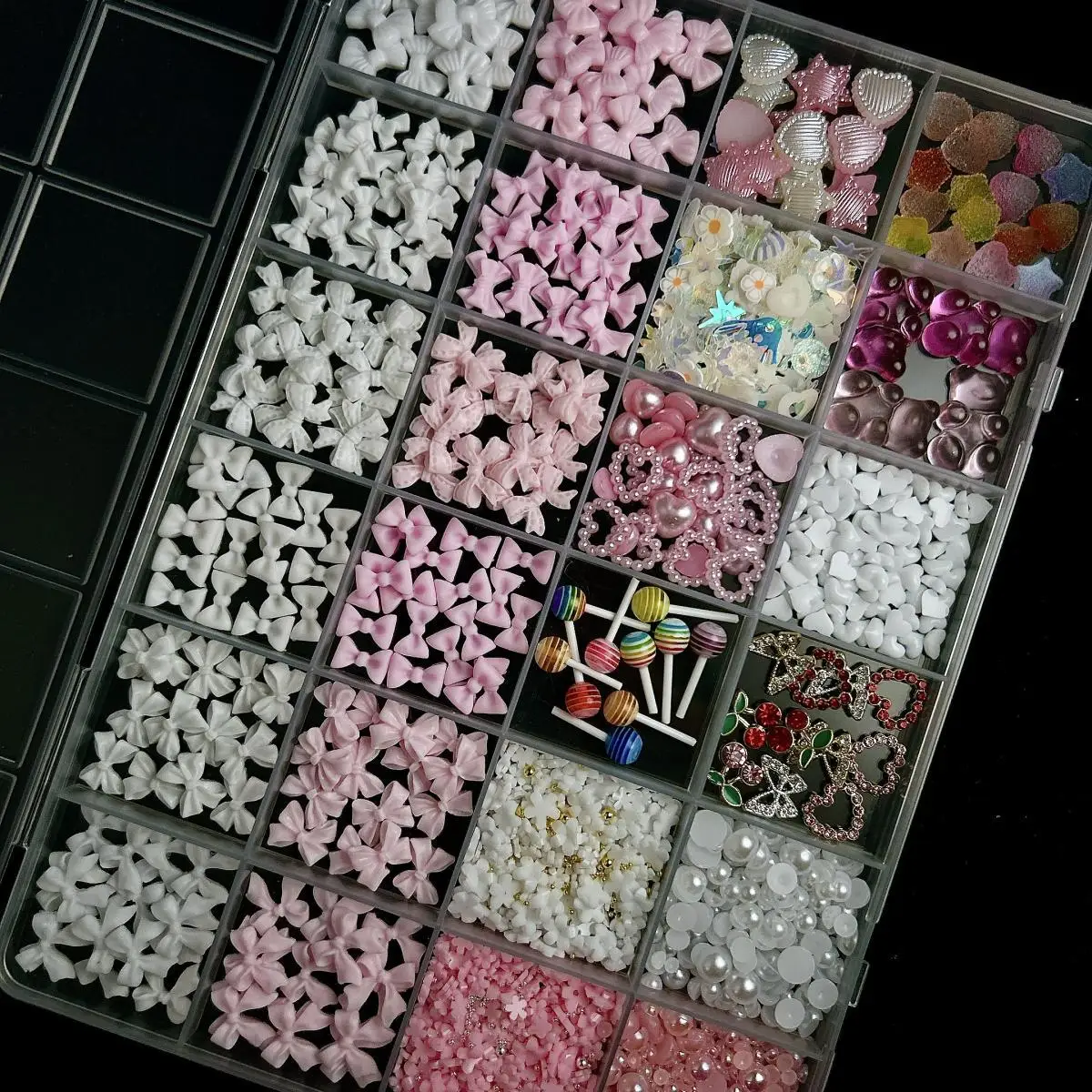 1 Pudełko Białej Serii Żywiczna Kokarda Kwiat Stokrotki Serce Charms do paznokci Śliczny Królik Niedźwiedź Pszczoła Ozdoba do paznokci do majsterkowania