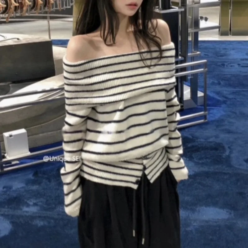 

Женский свитер с длинными рукавами контрастного цвета в полоску с открытыми плечами, зима 2025, новые корейские свободные повседневные вязаные топы с разрезом на пуговицах
