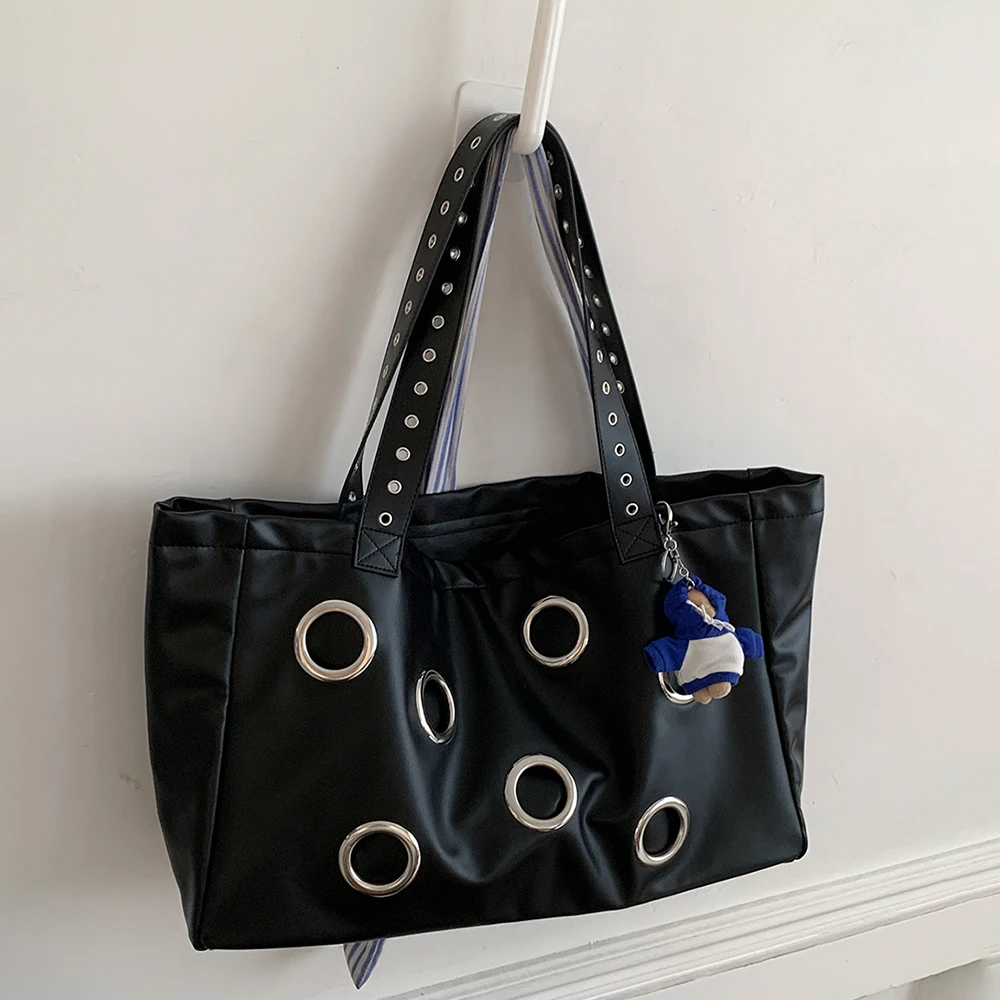 

Женская большая сумка большой вместимости 2025 года, черная сумка на одно плечо в стиле панк, универсальная дорожная сумка подмышки с декором из металлического кольца