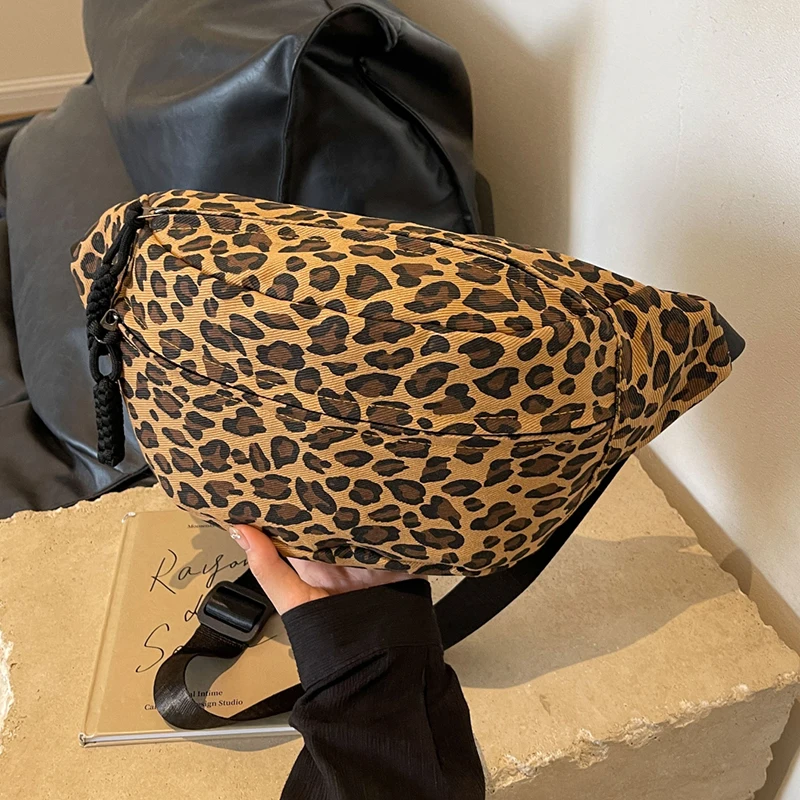 

Diagonal Cross Bag,Women's Waist Bag, Vintage Chest Bag with Adjustable Shoulder Straps, Suitable for Travel and Daily Use