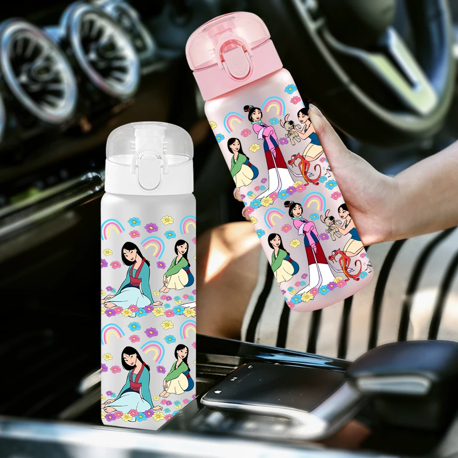 ขวดน้ำพลาสติกลายเจ้าหญิงมู่หลานจากดิสนีย์ ขนาด 26 ออนซ์ สำหรับเล่นกีฬากลางแจ้ง ของขวัญวันเกิด/ของขวัญงานเลี้ยงฉลองกลับบ้าน