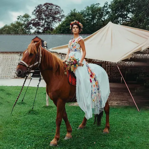 Djupt anpassade färgglada 3D-blommor brudklänning med korta ärmar V-ringning blommande A-linje broderad chiffong alternativa brudklänningar 10 best sales importerade bröllopsklänningar - №10