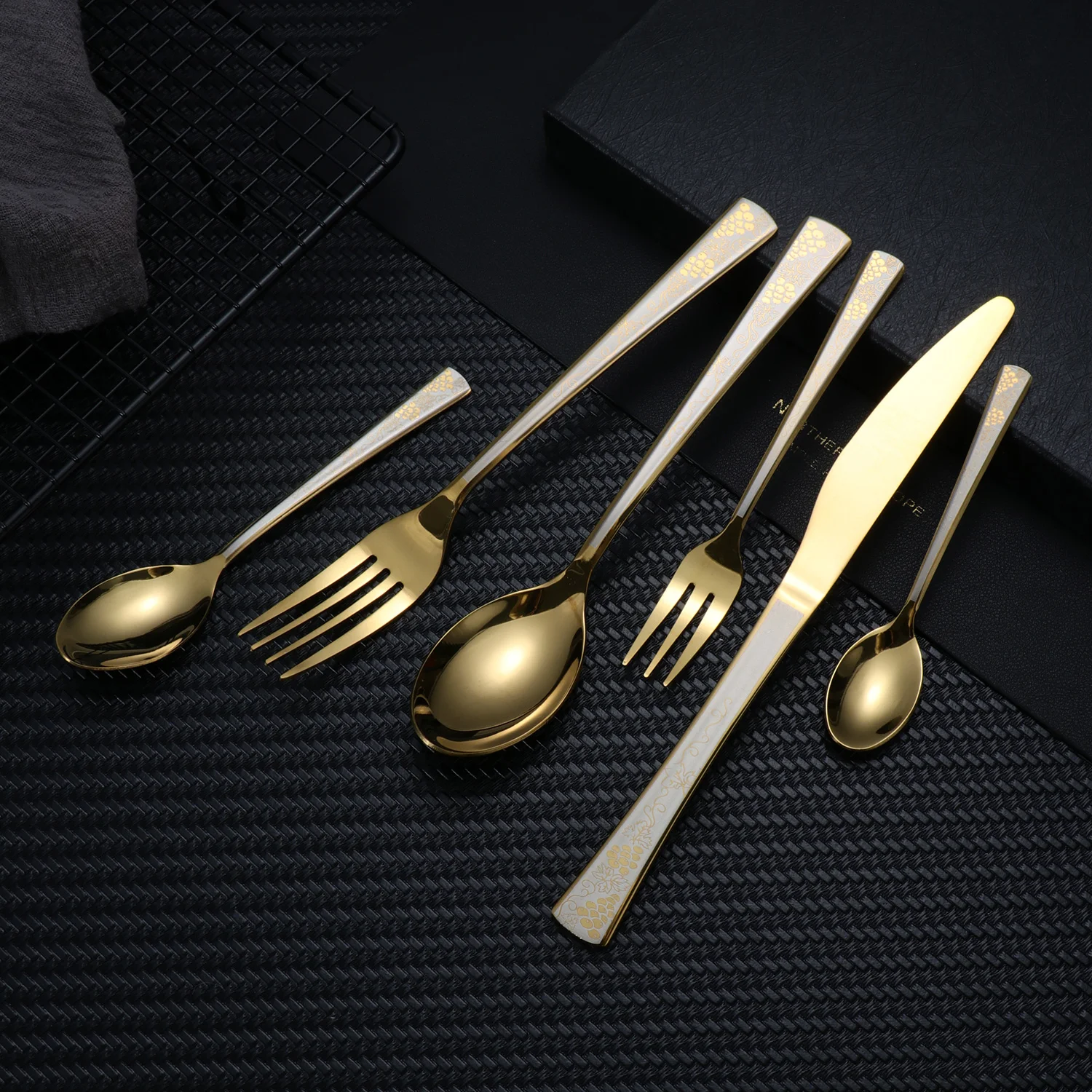 Western Silverware Cutlery Set Laser Grape Pattern Unique Flower Design Gold Flatware Sets Stainless Steel Tea Spoon Fork Knife