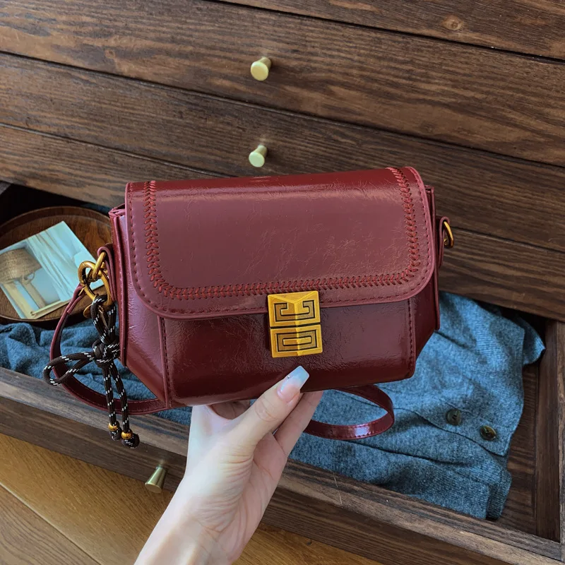 

2025 Women's Popular Red Small Square Bag - Autumn & Winter New, Light Luxury Noble, Fashion Versatile Shoulder/Messenger