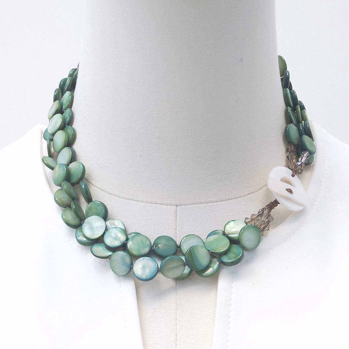 

Ожерелье Lii Ji Green Color Shell, 45 см, эффектное женское колье-чокер из перламутра