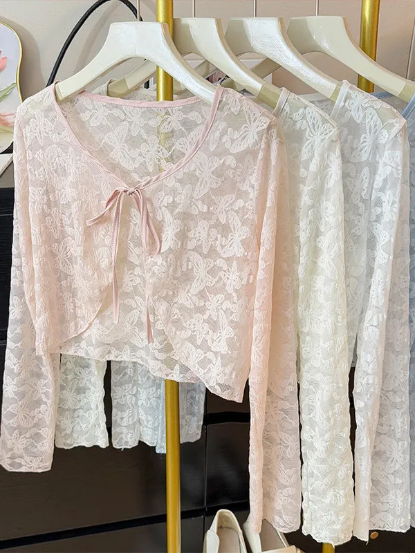 Cárdigan de mujer Pure Desire con encaje calado y cinturón, diseño de primavera 2026, sensación de moda con vestido halter corto y hombreras.
