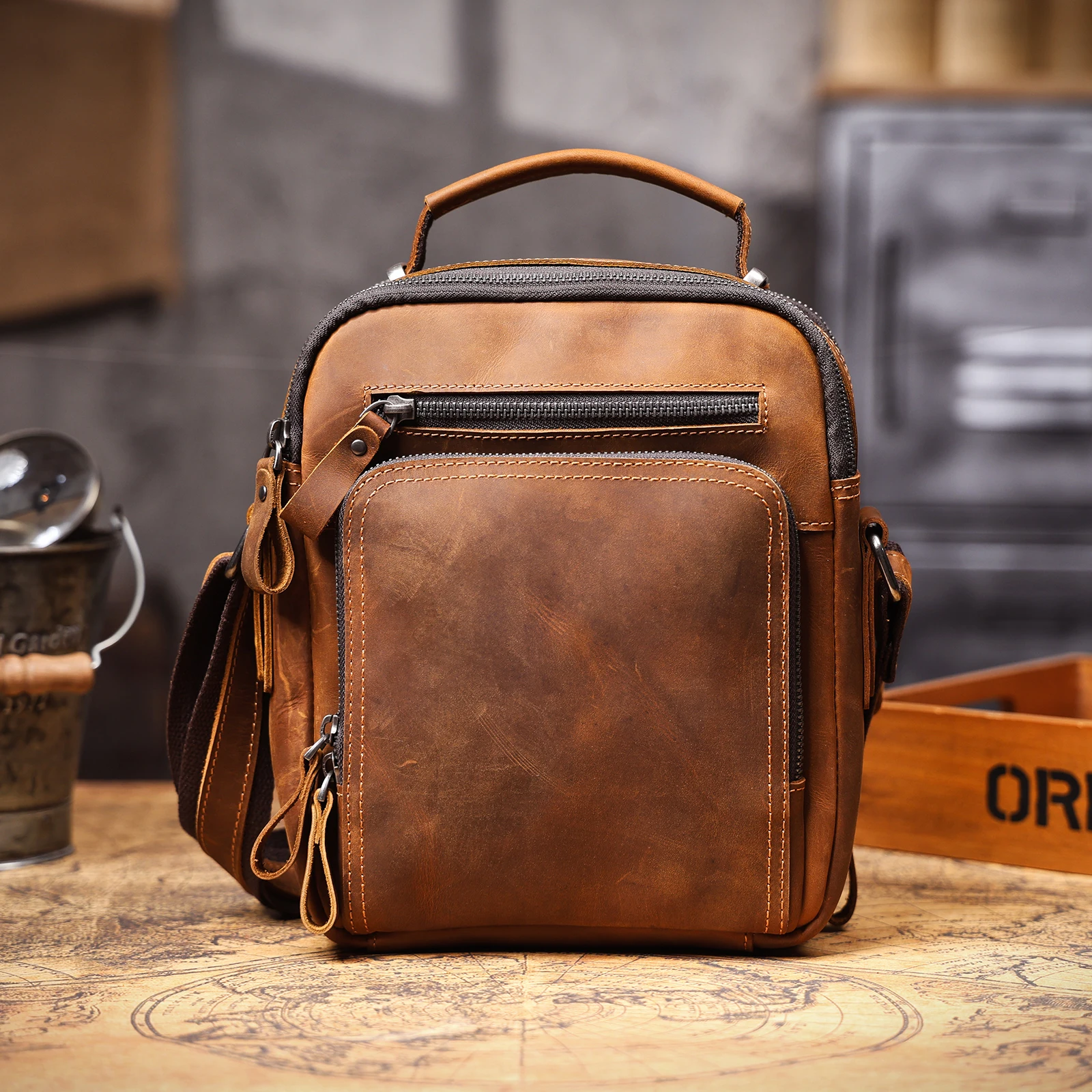Vintage Herren-Umhängetasche aus Vollnarbenleder | Handgefertigter Messenger aus Used-Leder – Detail 7