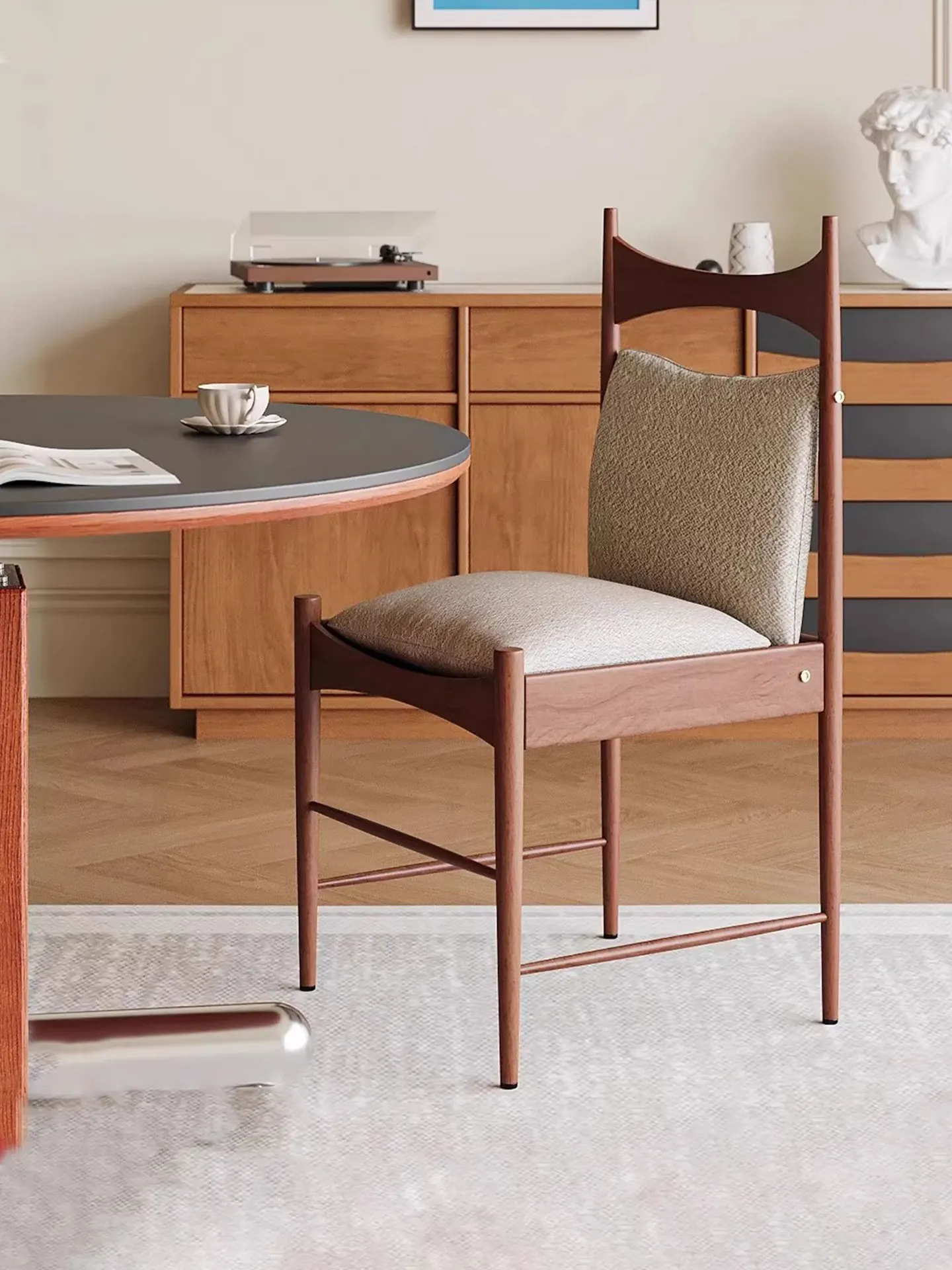 كرسي بمسند ظهر بسيط عالي الجودة بتصميم فندق كرسي تاج من القرون الوسطى كرسي طعام منزلي من الخشب الصلب بتصميم كلاسيكي فرنسي