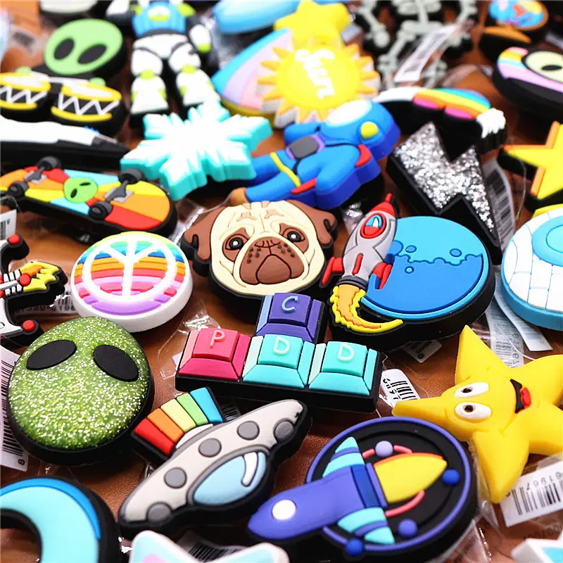 Original Space Alien Designer Schuh Charms 5 teile/los Schuhs chnalle Zubehör Luxus Regenbogen Sonne Clog Hund oberen Schmuck Dekorationen
