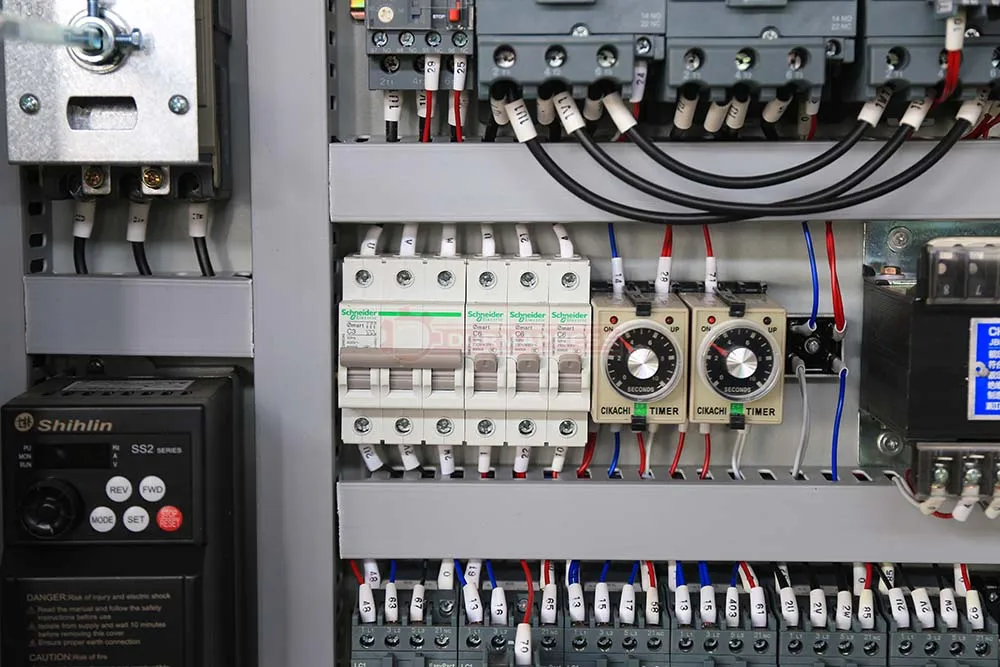 เครื่องดัด Wc67y ด้วยการกดเบรกด้วยการกด CNC ด้วยเครื่อง CNC 3200 160ตัน/