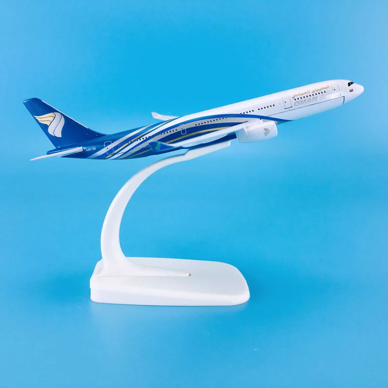 Baza Hot Sale Zinc Ally Material 1:400 16cm Airplane Model Aircrafts Airbus A330-300 Oman Air Plane Model