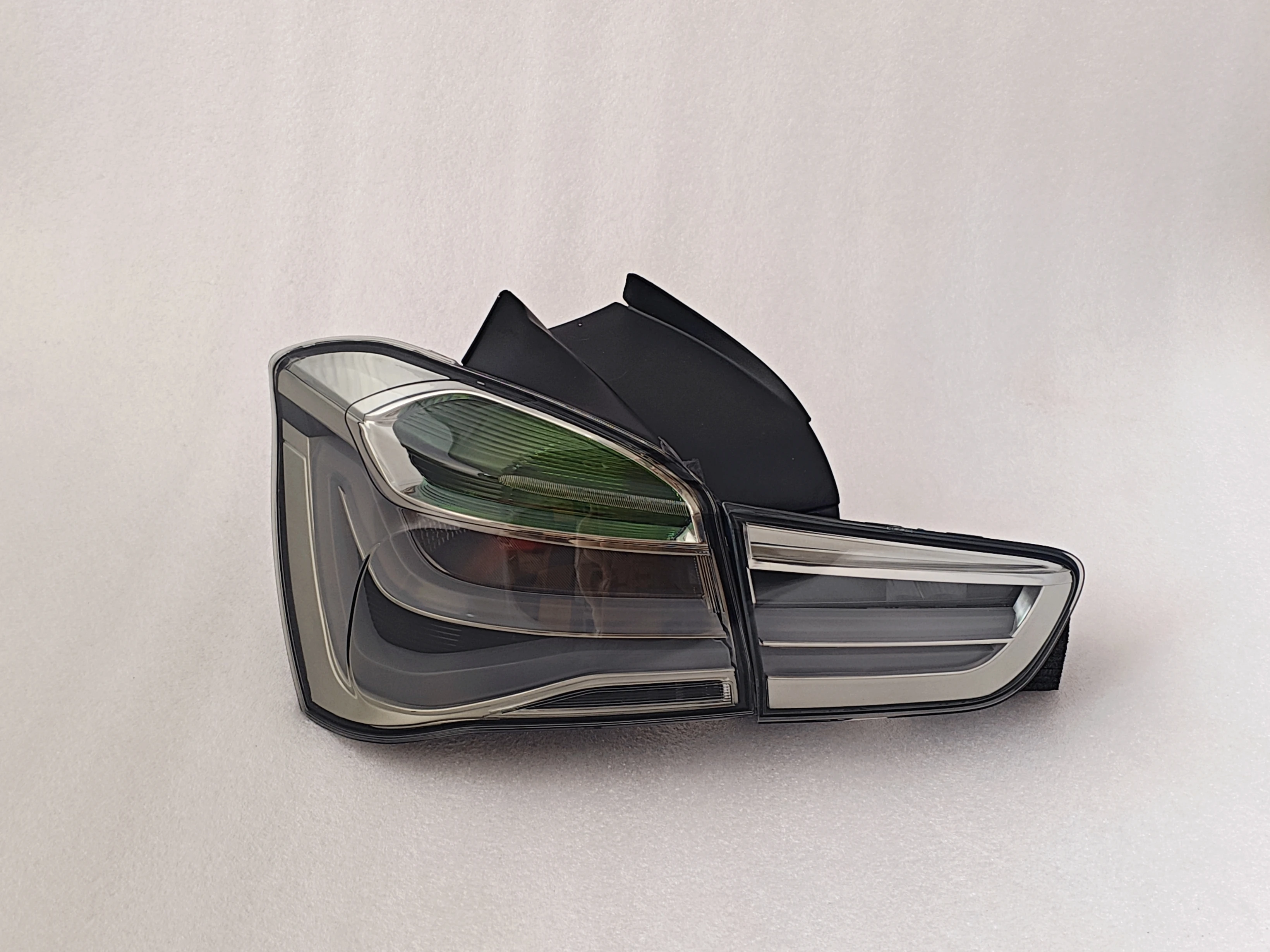 المصابيح الخلفية السوداء عالية الجودة للبيع بالجملة لسلسلة واحدة F20 2015 2016 2017 2018