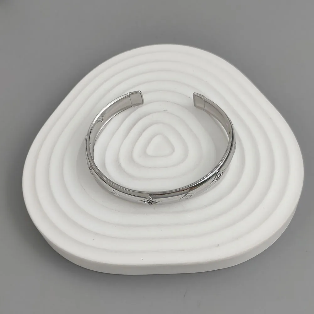 التصميم الأصلي سوار نسائي من الفولاذ المقاوم للصدأ مطلي بالذهب من الزركون بأربع أوراق البرسيم، مقاوم للماء وخالي من الصدأ، سوار للزوجين