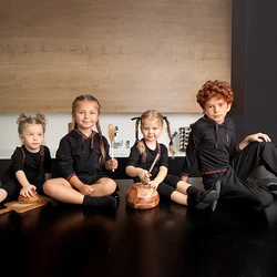 Set famiglia con cappuccio in cotone nero, abito da ragazza in spugna francese, camicia con cappuccio, pagliaccetto per bambini per l'autunno nero con finiture colorate