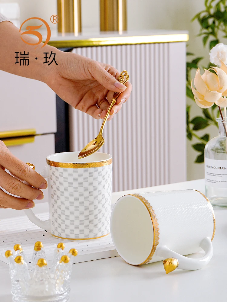 

Креативная кружка из костяного фарфора с рельефным узором, офисная чашка с ручкой, чашка для завтрака и чая с золотым ободком, персонализированная кружка для воды для взрослых