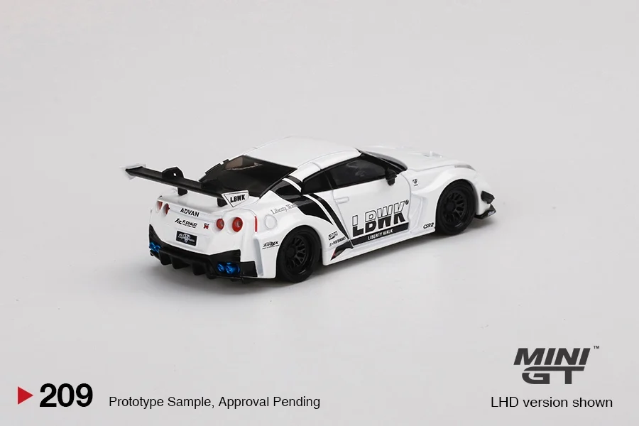 Mini GT R35 LBWK White: Mini GT 1/64 Ölçekli Nissan GT-R Modeli