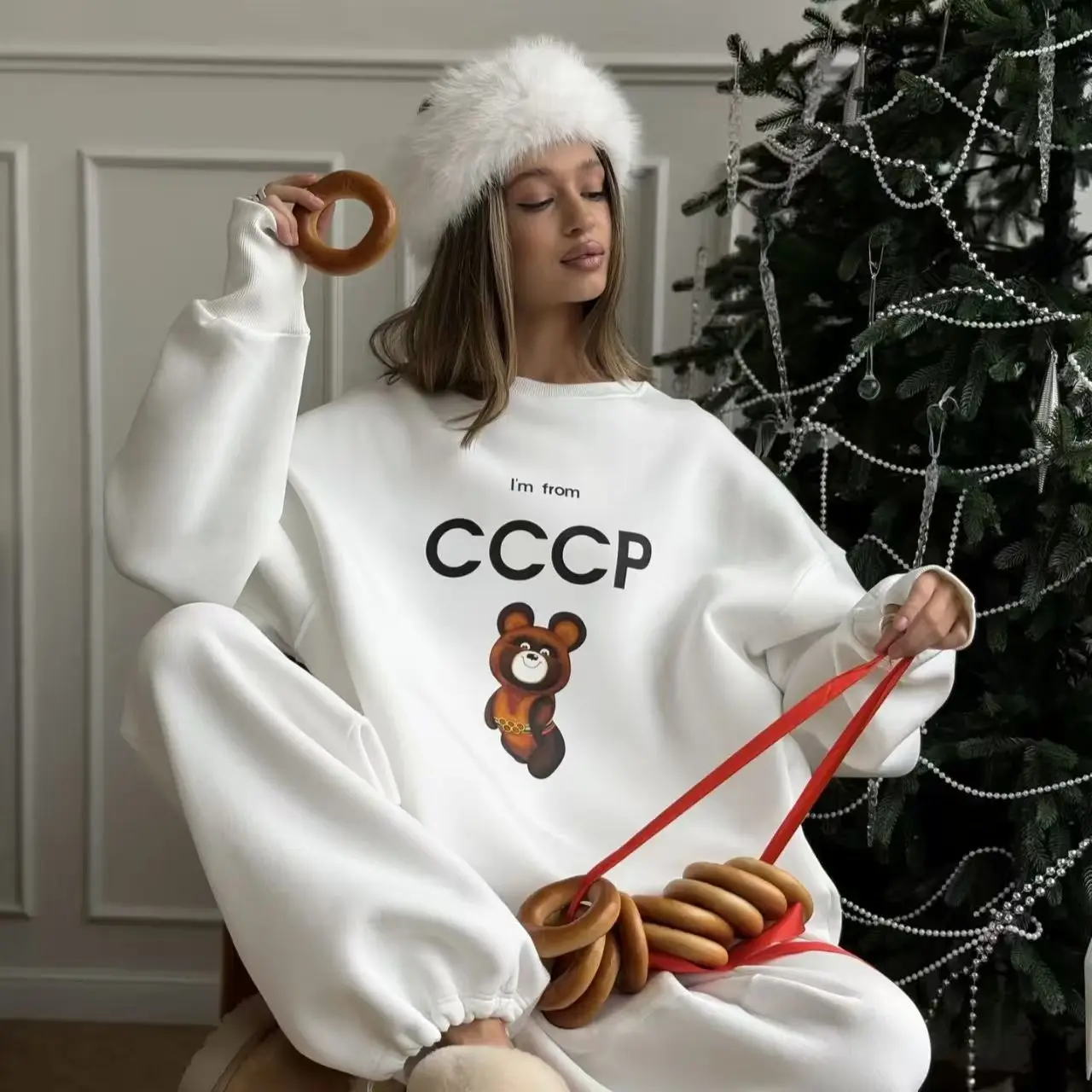 

Новый милый свитшот большого размера с принтом медведя, женский свитер с длинным рукавом и круглым вырезом, свободные белые повседневные толстовки, женская одежда, весна 2026