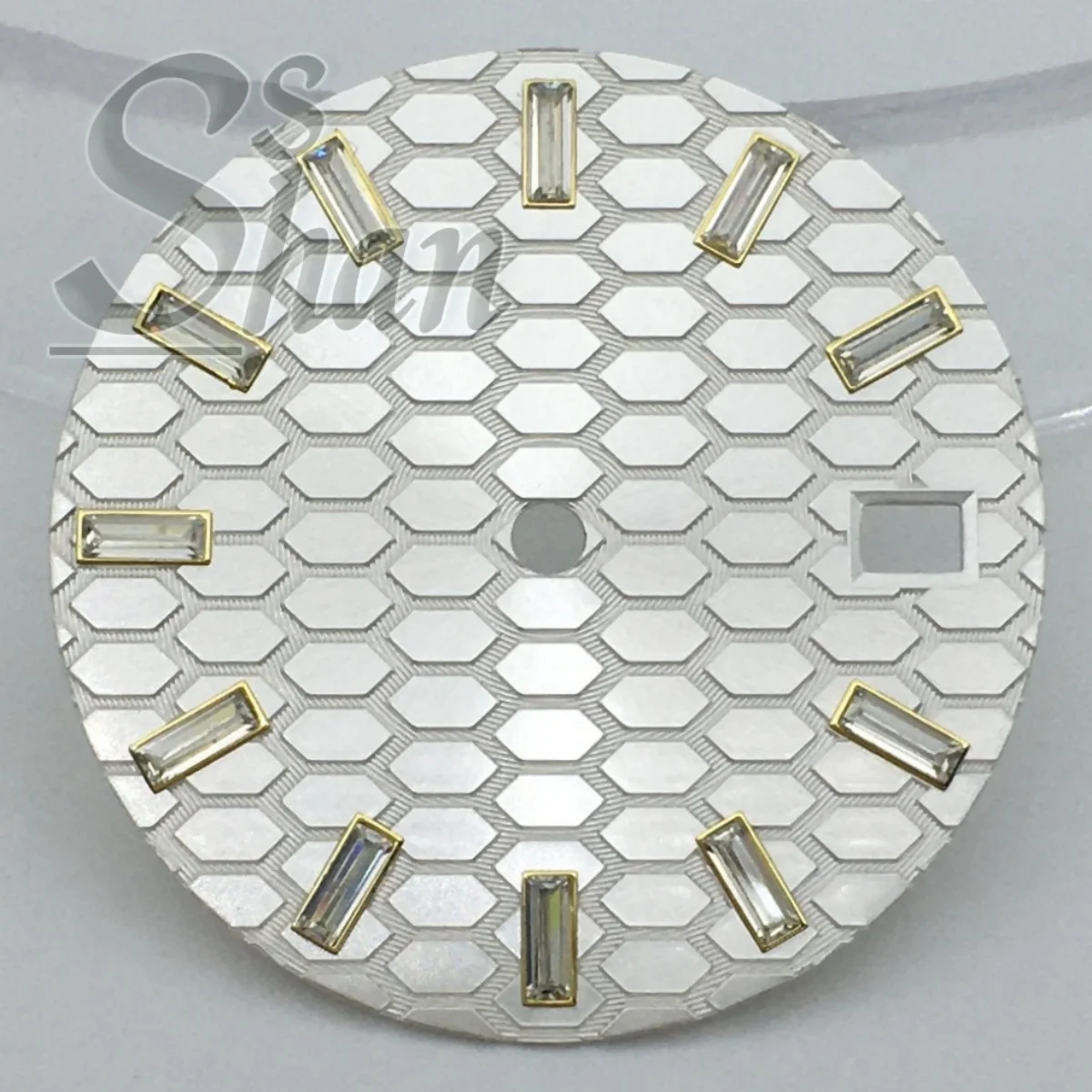 

high-quality 29mm honeycomb-textured watch dial is suitable for the date window at the 3 o 'clock position of the NH35 movement
