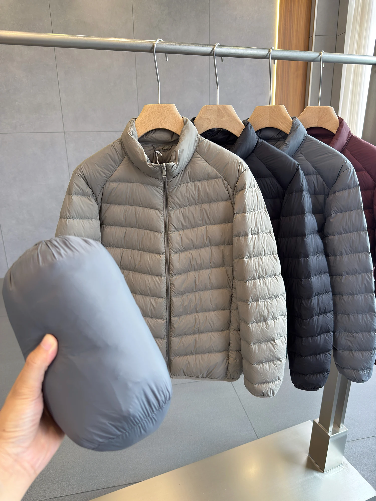 

90 down Puffer Jacket Lightweight Comfortable Skin-friendly Fabric Stand Collar Warm Simple Men's down Jacket Nylon Fabric