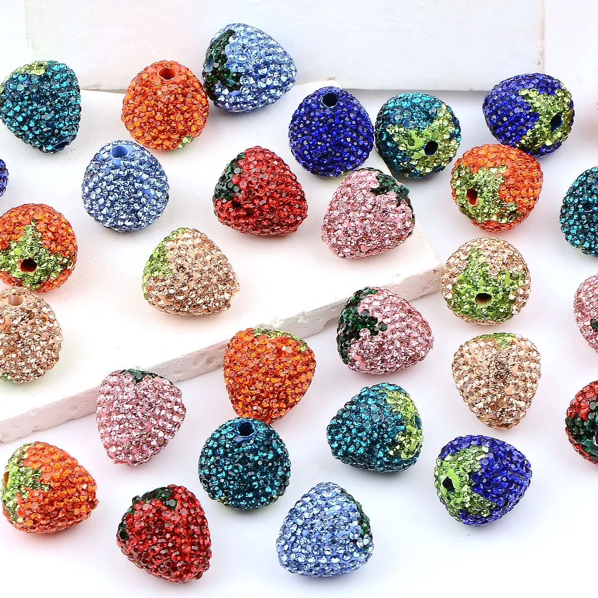 1.6x1.8cm 4pcs Random Mixed Strawberry Rhinestone Beads Polymer Clay Beads For Handmade DIY Jewelry Making Necklace Bracelet