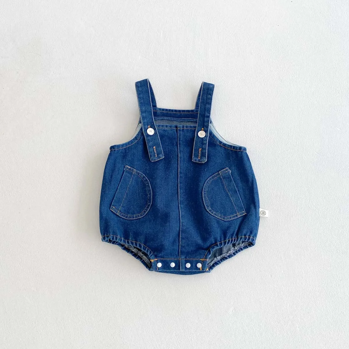男の子と女の子のオーバーオールサマースタイルベビーデニムバッグおならジャケット無地ノースリーブベビーポケット屋外ジャンプスーツ