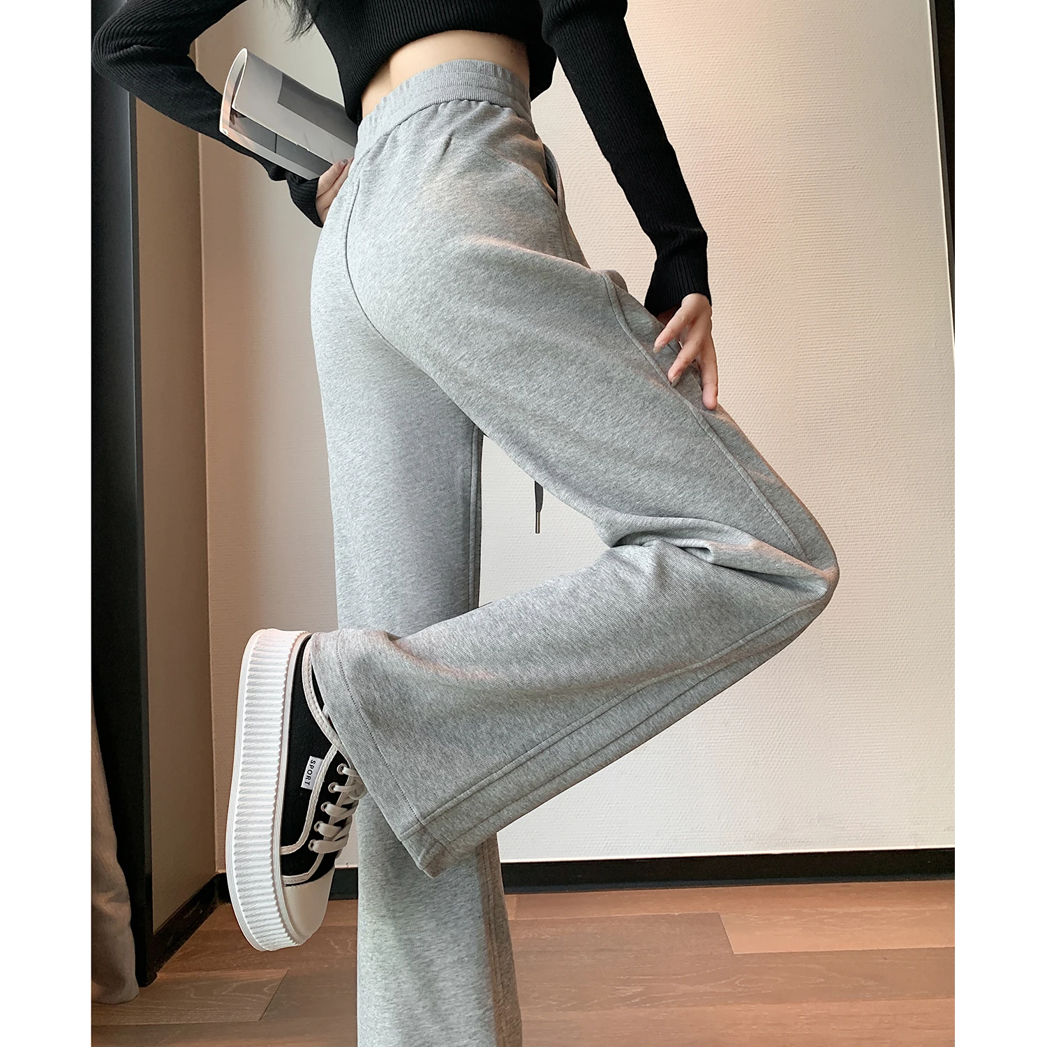 กางเกงวอร์มเอวสูงสไตล์วินเทจสำหรับผู้หญิง ฤดูใบไม้ร่วง ฤดูหนาว 2025 รุ่นใหม่ แต่งเชือกรูด ทรงขาบาน สวมใส่สบาย หลวม ยาวเต็มตัว