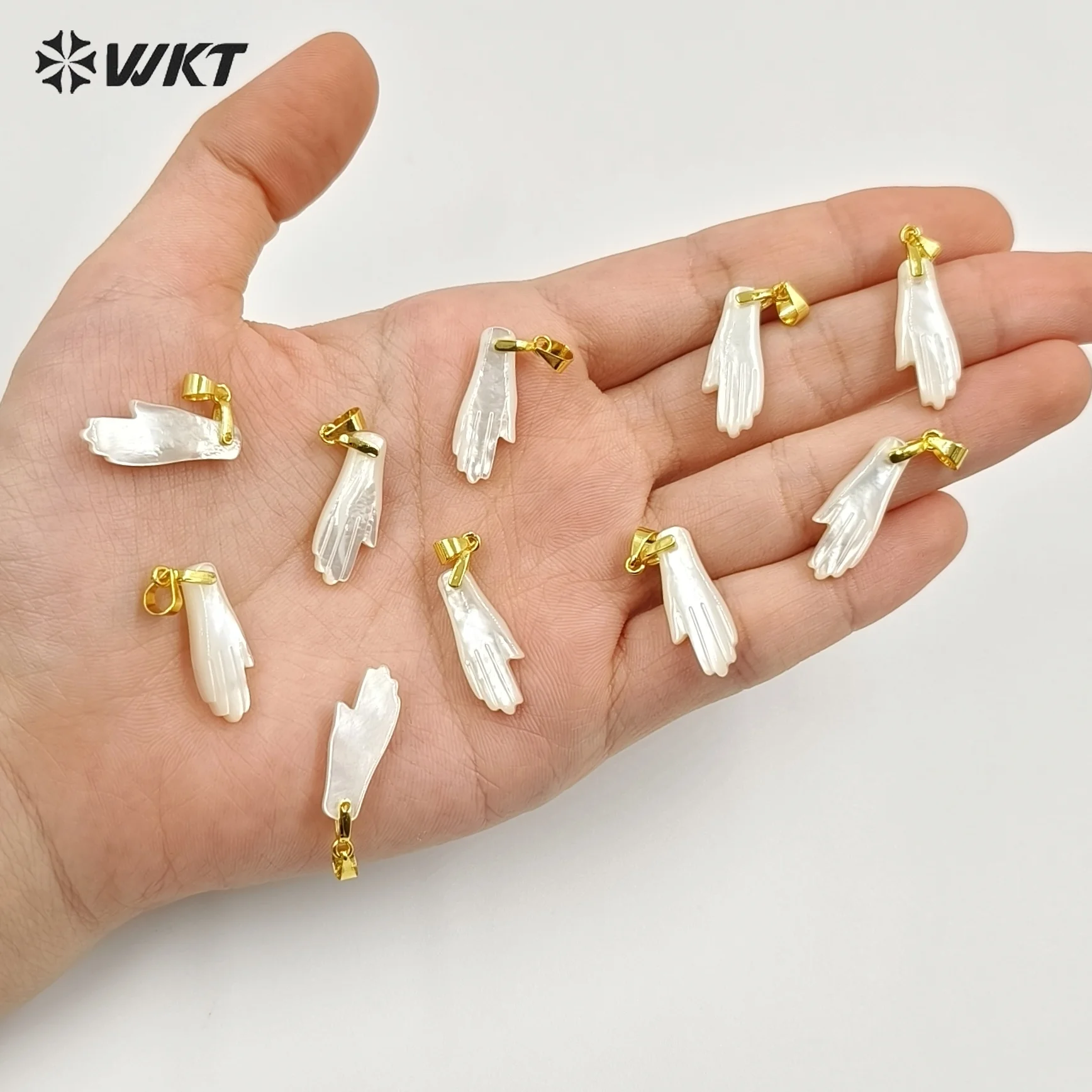 WT-JP502 Simple Classic Design Mother Of  Pearl Carved Hand Shape Little Gold Pendant For Lovely Women Earrings Making