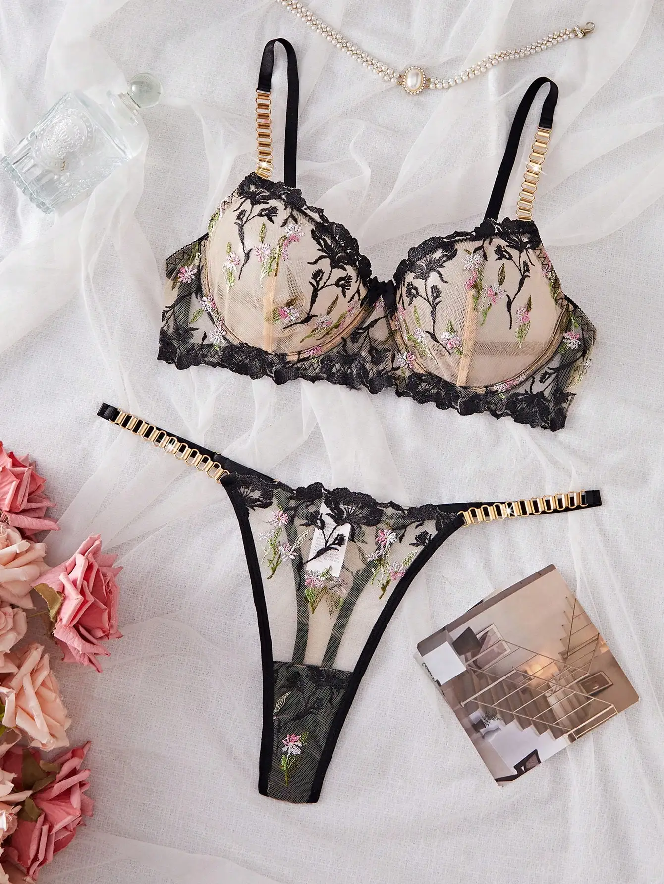 

Комплект из 2 предметов: прозрачный бюстгальтер и трусики с цветочной вышивкой и золотыми цепочками-ремешками