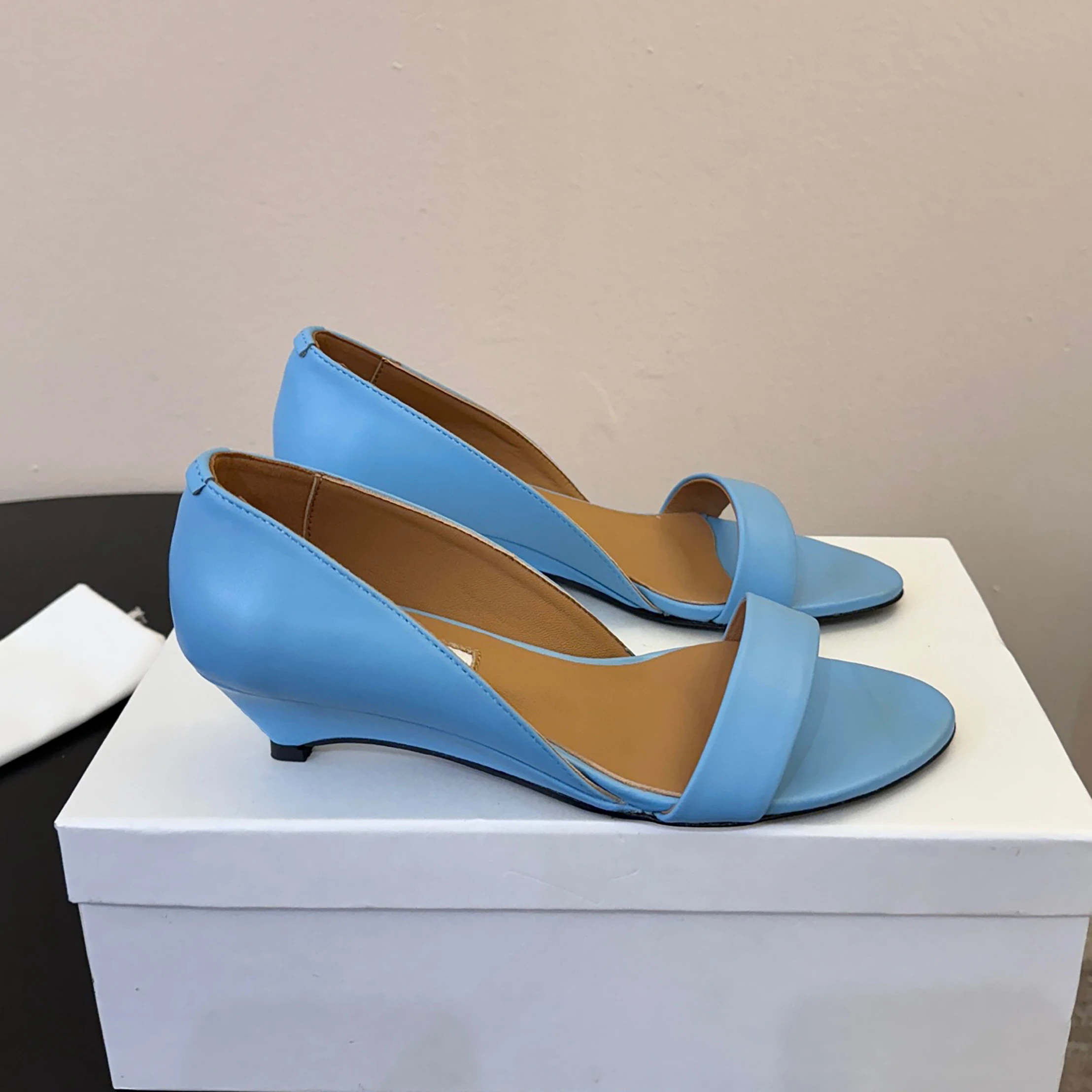 

Новые летние женские кожаные туфли-лодочки 2026 года в минималистичном стиле с заостренным каблуком-рюмочкой, модные туфли на тонком каблуке для лета