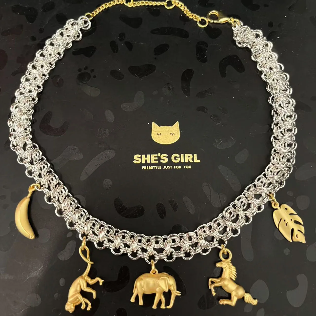 

Ювелирные изделия и аксессуары: Металлическое ожерелье с двуцветной подвеской в виде животного в нежном и романтичном стиле – идеальный подарок для женщин.