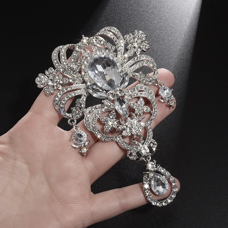 Classic Fashion White Rhinestone Flower Pendant Brooch Female Charming Temperament Dress Jewelry Gift