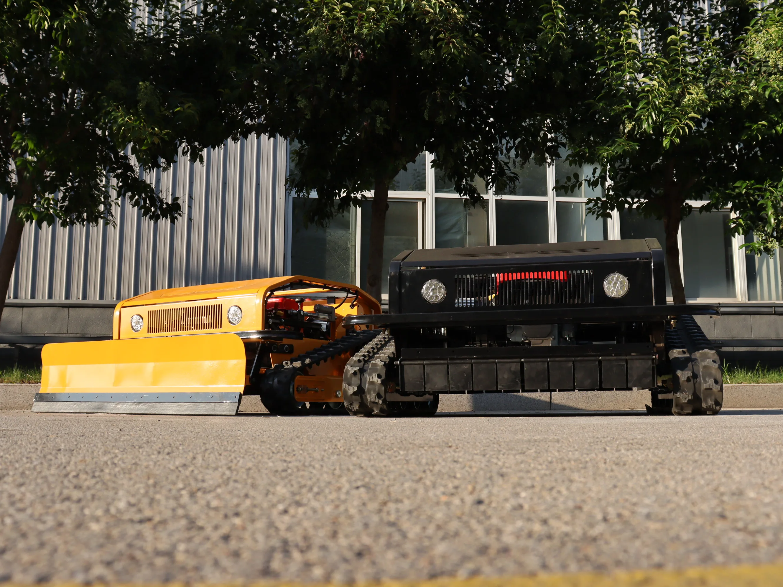 

Two colors are available. Remote control lawn mowers with remote control lifting and lowering the cutter head can be manufacture