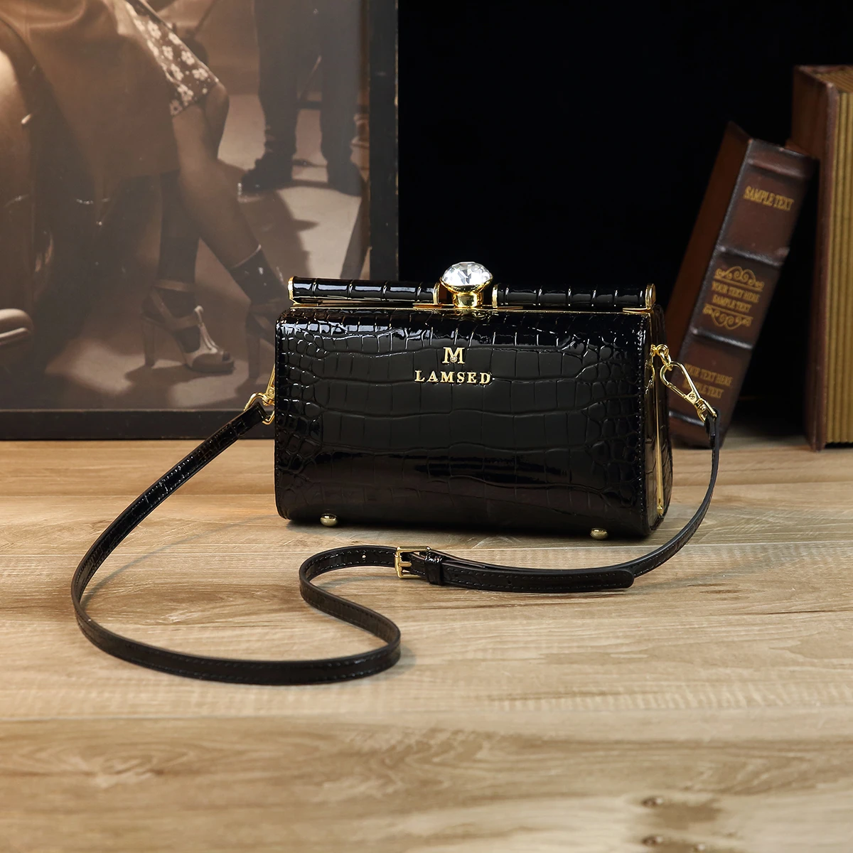 Classic metal chain handbag, Luxury Fashion Evening Shoulder Clutch Bag With Rhinestone Clasp, Vintage Style Purse For Women
