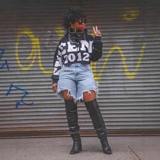 2025 verão novo estilo europeu e americano moda franjas design shorts jeans. Shorts jeans soltos rasgados lavados casuais femininos