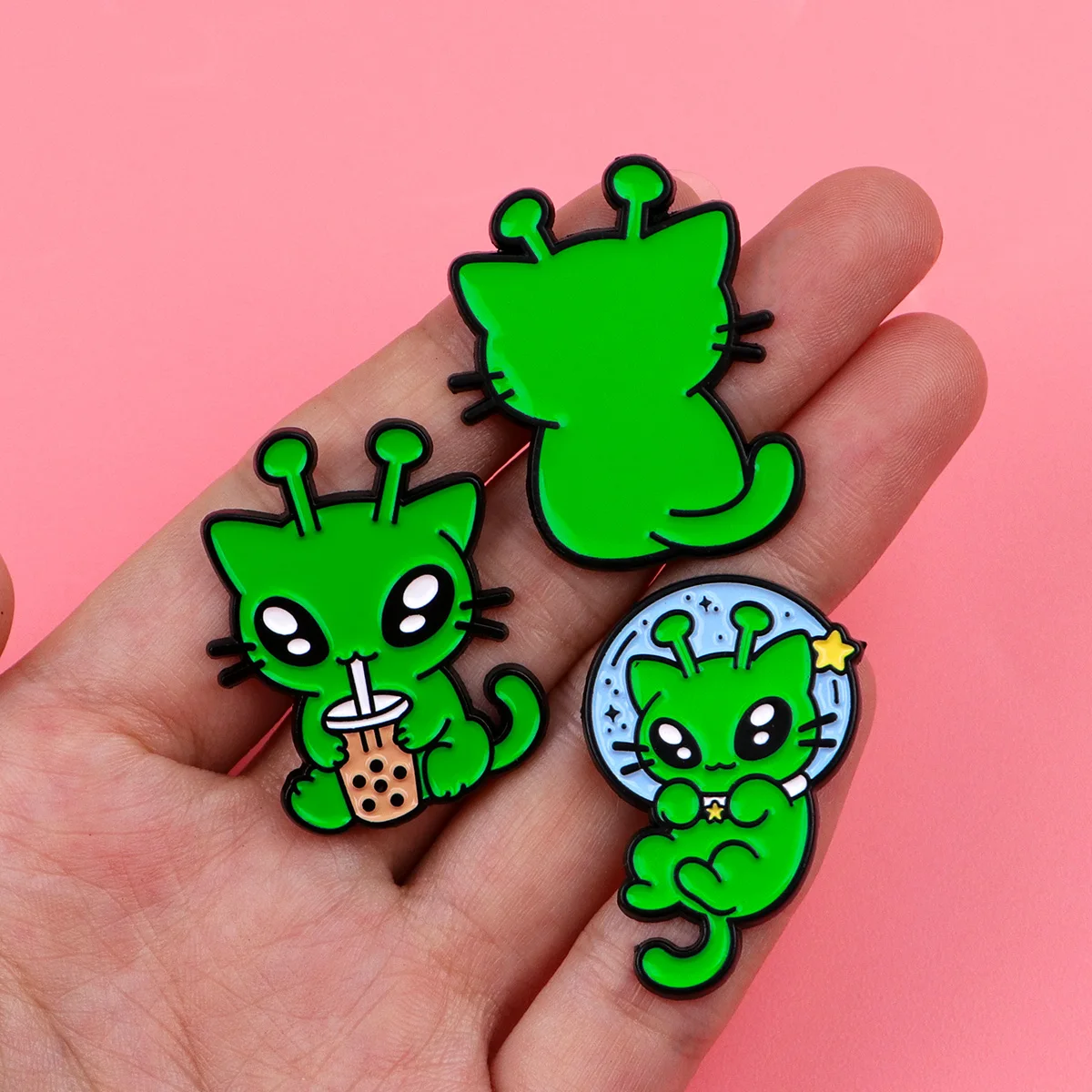 Kawaii Grüne Alien-Katzen-Emaille-Pins, Tee-Stern-Mond-Schlaf-Cartoon-Anstecknadeln, Jeansjacken-Rucksack-Schmuck, Süße Weltraum-Fans-Geschenke – Detail 6