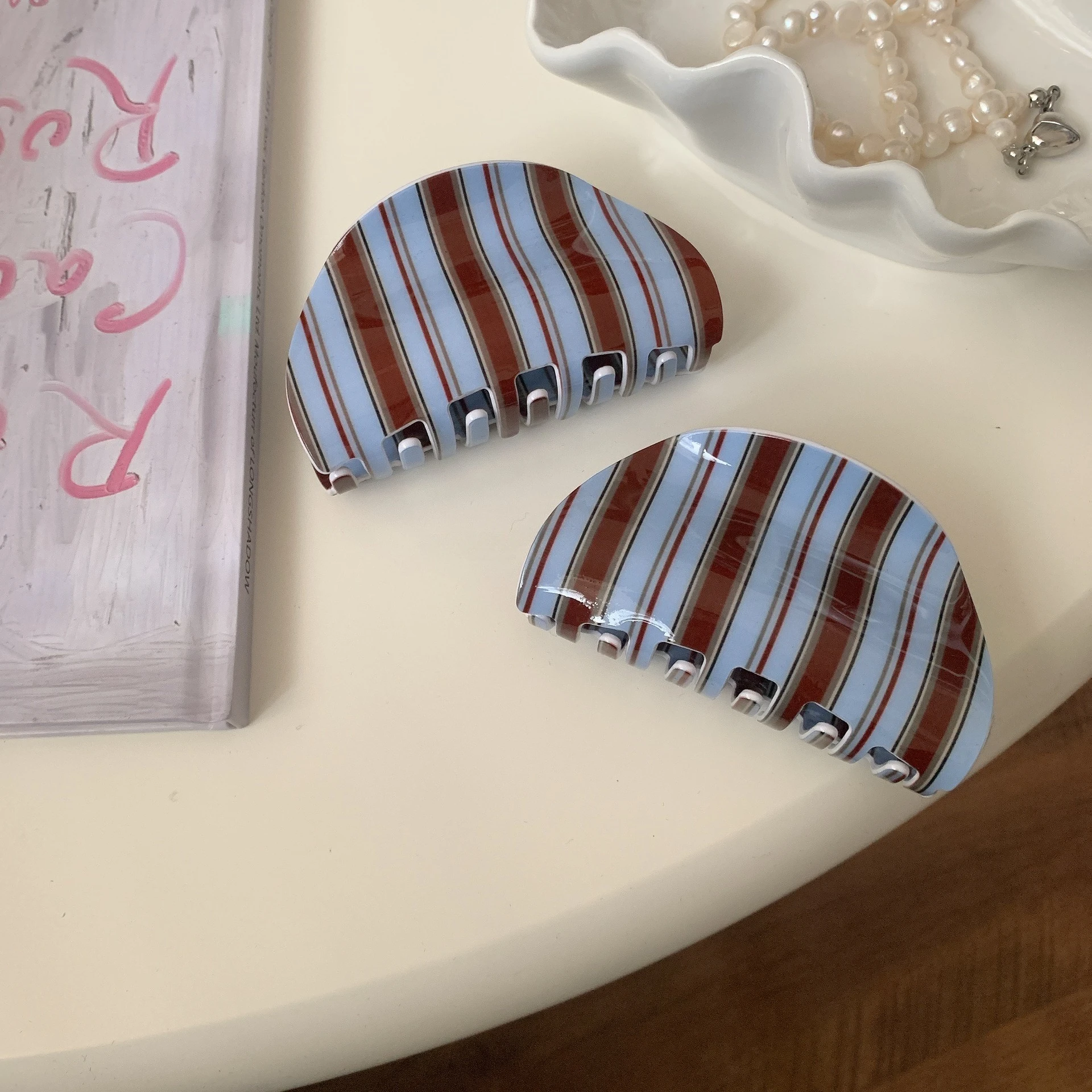 1 Stück Retro-gestreifter Griffclip für alle Jahreszeiten. Das Streifendesign ist im Retro-Stil ist vielseitig einsetzbar, mit starkem Griff und verschiedenen Frisuren geeignet – Detail 5