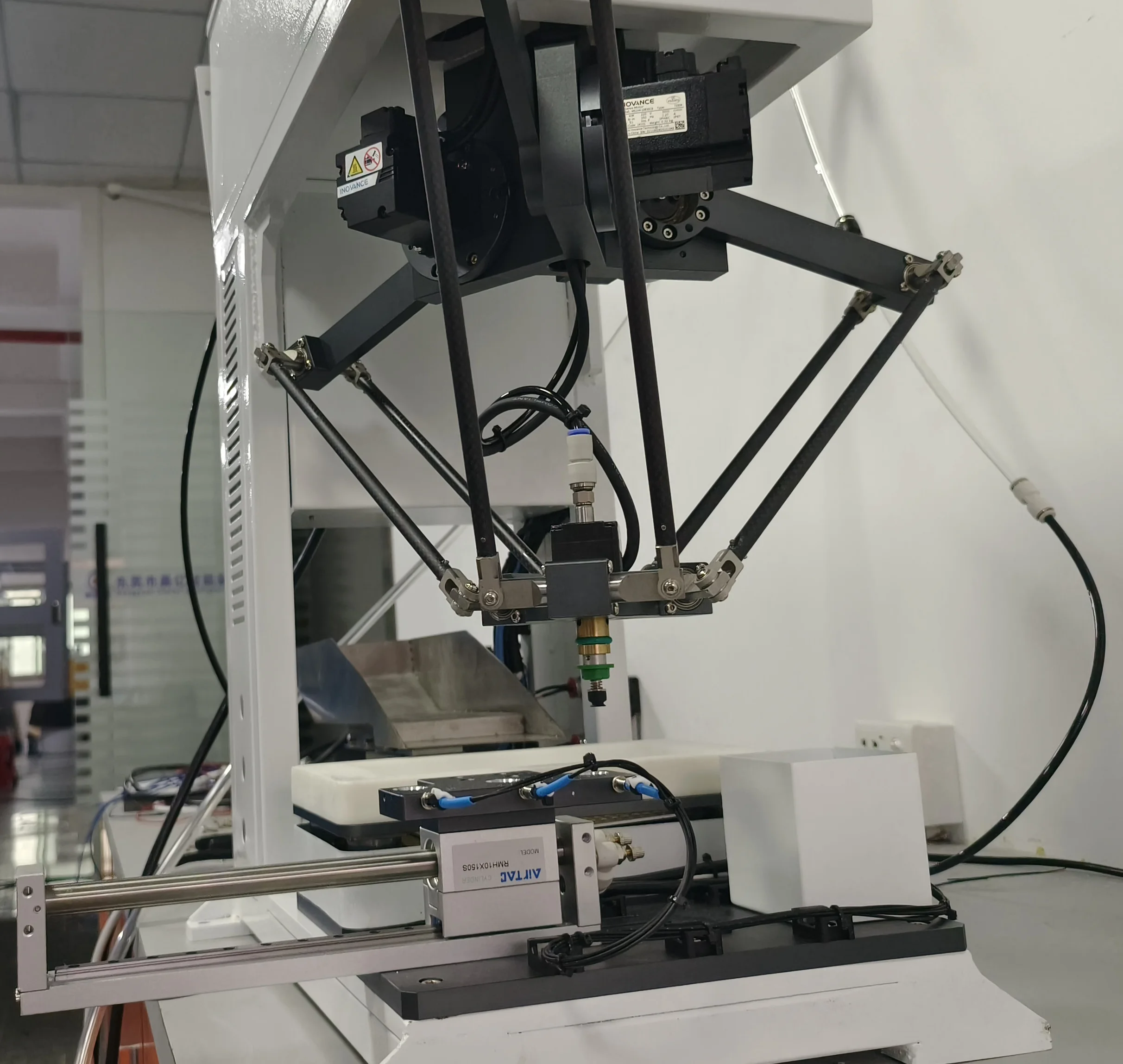 De lta Ro bot Special R obot per il posizionamento e il caricamento automatico